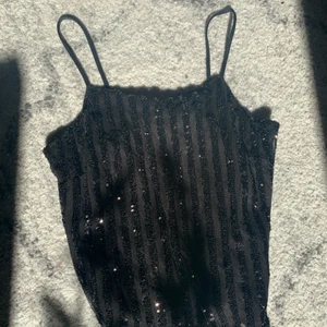 Paljettlinne, BikBok, S - Ett oanvänd svart paljettlinne från BikBok. Köpt för 199:-, säljer för 70:-. 