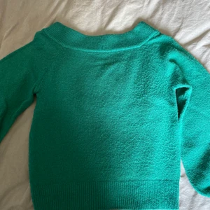 Tröja  - En jätteskön grön tröja som har världens finaste gröna färg, säljer då den inte kommer till använd💓 använd fåtal gånger 