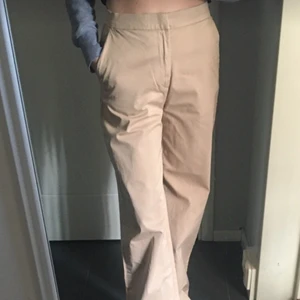 Beige bomullsbyxa storlek 38 - Byxa i nyskick från Lindex, modell ”Lykke”. Storlek 38. Jag är 170 cm, 58 kg.