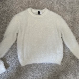 Stickad tröja  - Vit stickad tröja som tyvärr bara inte används. 💓 den är jätteskön!