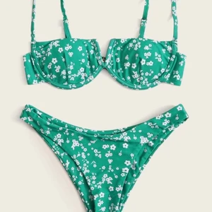 Bikini - Säljer denna gulliga gröna bikini i storlek M, men den är mer en S. Bara använd några fåtal gånger (Max 5ggr), det finns alltså inga skav eller märken på bikinin. Köparen står för frakten🥰 