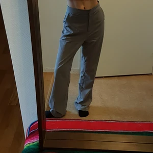 Linn Ahlborg x NA-KD kostymbyxor Strl 36 - Fina gråa kostymbyxor från Linn Ahlborgs kollektion med Nakd. Köpte de i fel storlek och glömt att lämna tillbaka de 🤪. Sparsamt använda, nypris 499 kr! ☺ Köparen står för frakt! 