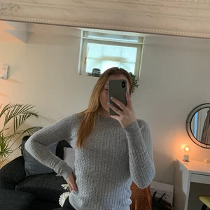 Grå kabelstickad - Från Gina, knappt använd så fint skick. 100 kr inkl frakt. Pris kan alltid diskuteras 