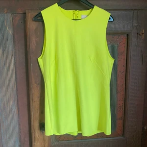 Neongul topp i ”mocka”  - Strl 40, mer som 38. Från H&M. Superfin till sommaren 💚