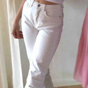 Voyage jeans - Vita raka jeans från Weekday i modellen voyage! Superfina verkligen! Sparsamt använda så dem är i fint skick. Jag är 168 💓