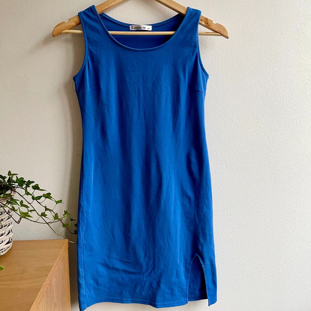 Denna blåa klänning köpte jag i Marbella för några år sedan. Använde den lite då men det är i ett väldigt bra skick 💙 sista bilden är tagen någon gång då 🌎 jag är 178 cm (därför är den lite liten på mig nu).. Klänningar.