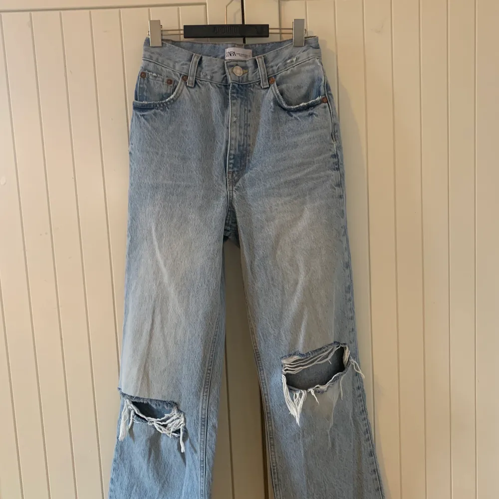 Ett par jeans från zara💗 Slutsålda💗 Jätte bra skick💗. Jeans & Byxor.