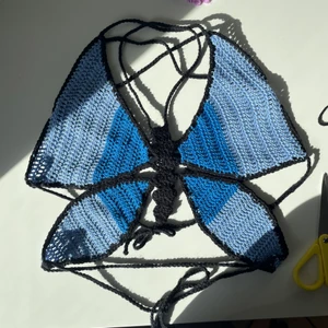 Virkad fjärilstopp - Söt virkad fjärilstopp i färgerna blå och svart. Passar perfekt till sommaren💕💕passa mest i xs s och m