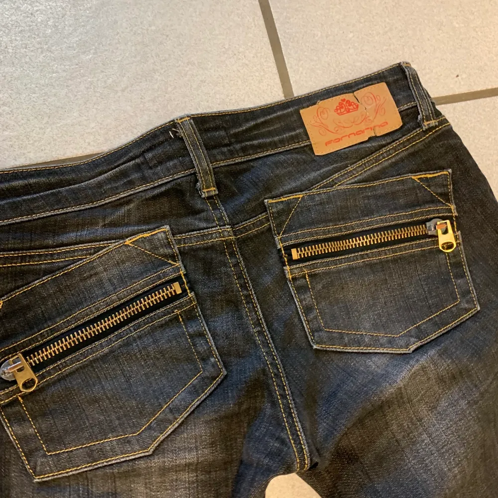 Japanese type jeans med as Clean details! Sjukt nice svarta jeans . Jeans & Byxor.