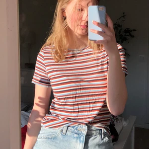 Randig t-shirt - Jätteskön t-shirt från Zara med ränder i fina färger (vit, ljusblå, roströd/brun, marinblå)🤎 I storlek M men inte så stor i storleken så passar liksom en XS och S också! Möts helst upp (Stockholm) men frakt kan nog lösas (köparen står isåfall för frakten)
