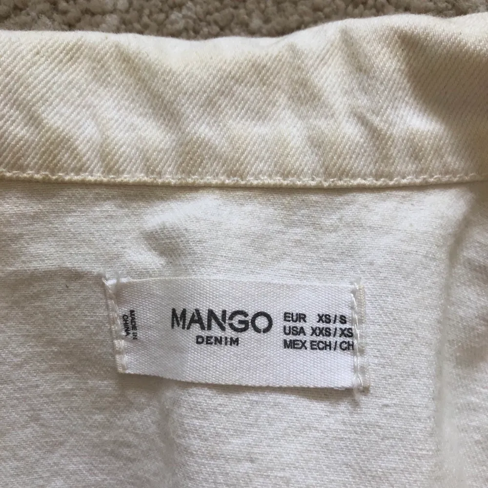 Vit jeansjacka i oversize-modell från Mango i storlek XS/S. I använt skick men fortfarande fin.. Jackor.