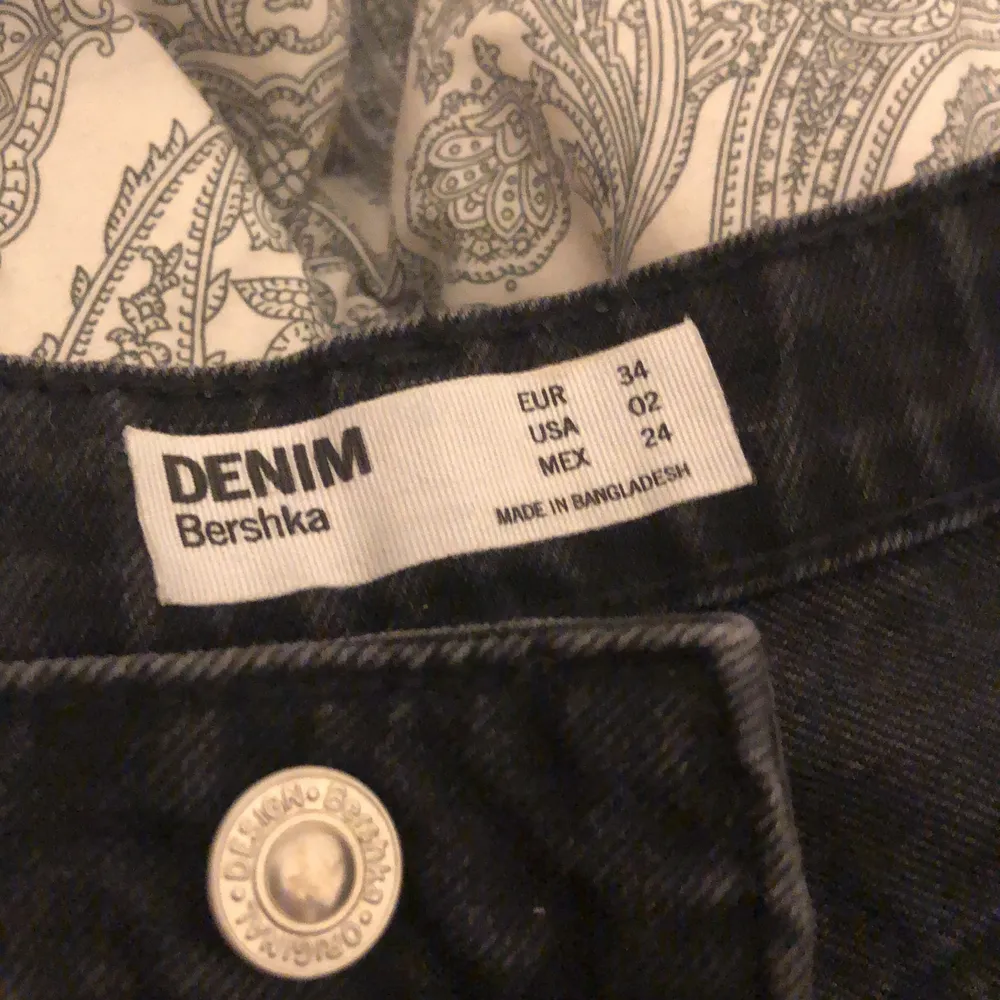 super fina svarta mom jeans ifrån bershka i storlek 34, aldirg använda ute då dom är för stora flr mig, köparen står för frakt. Jeans & Byxor.