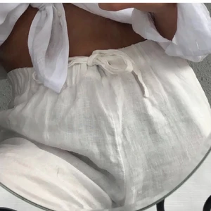 Linnebyxor  - INTRESSEKOLL på dessa supersnygga linnebyxor. Perfekta inför våren och superbekväma. Det blir budgivning om många är intresserade. Köp direkt för 400kr + frakt 💓💓 HÖGSTA BUDET : 300kr + frakt