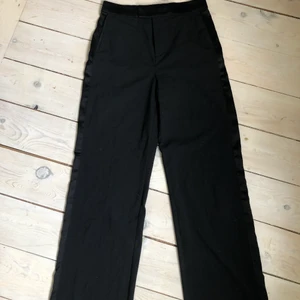 Svarta kostymbyxor - Ett par svarta kostymbyxor i storlek 36.🥰