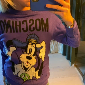 Moschino tröja  - Moschino X hm, en slutsåld modell, endast använd ett fåtal gånger så i utmärkt skick! 