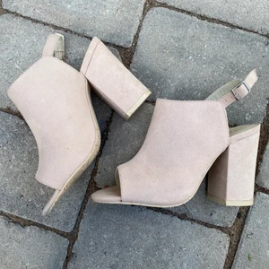 Klackskor storlek 38 - Jätte fina klackar från tiamo i storlek 38! Knappt använda så är i väldigt bra skick.