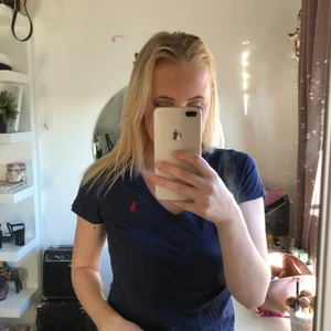 RALPH LAUREN strl. S - Jättefin mörkblå t-shirt i fint skick.