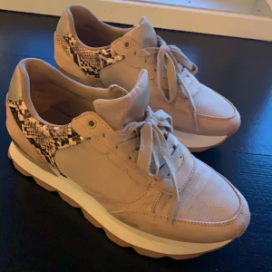 Zara skor - Skit fina skor från zara, använd Max 3 gånger så nästan helt som nya!!💞💞