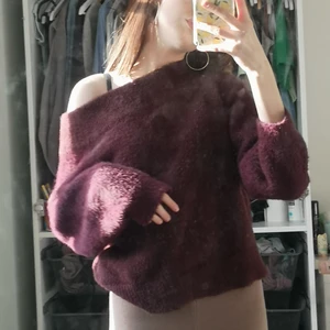 Tröja  - Jätte mysig och fluffig tröja som går ner i axlarna. Bra skick 