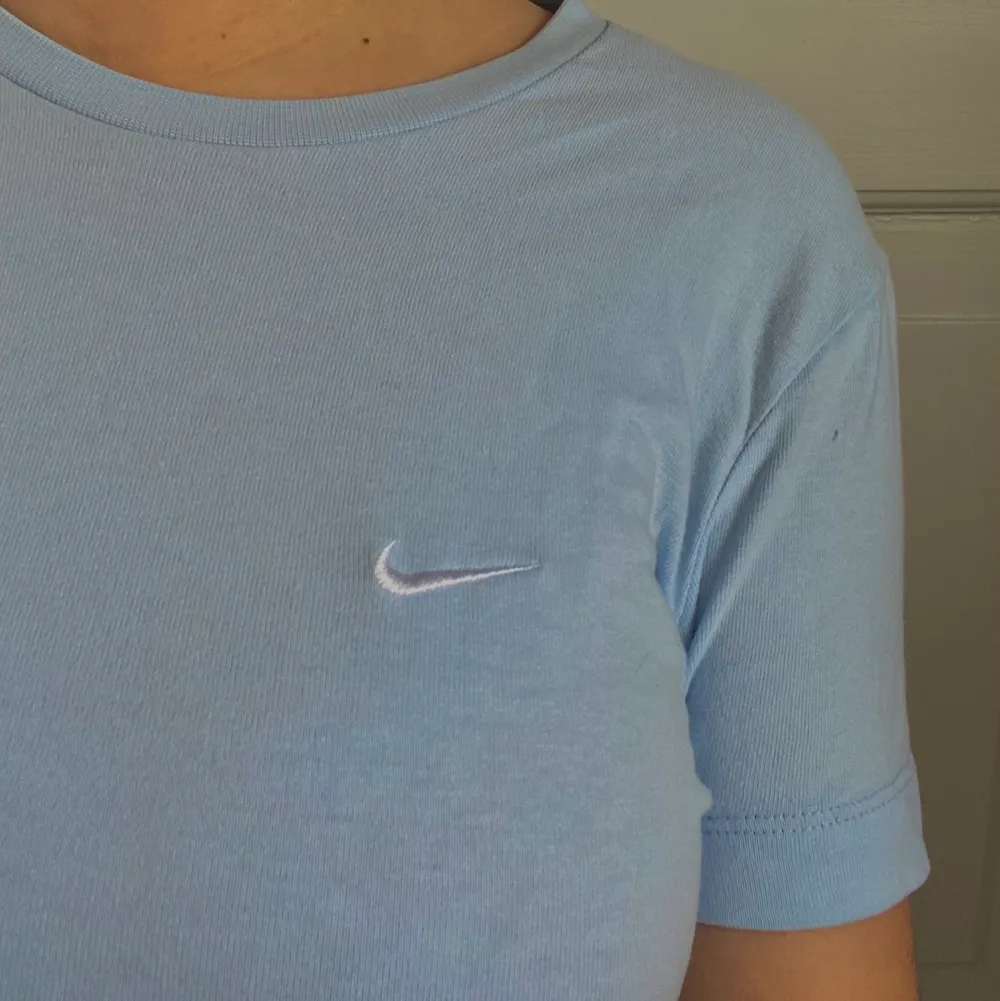 Så fin Ljusblå Nike t-shirt!🤩 Säljer då den är för liten för mig. Kan både användas som en träningströja eller som en vardags t-shirt💘 Storlek xs. Köptes för 249kr men säljer bara för 70kr! Kan eventuellt mötas upp i Sthlm annars tillkommer frakt (spårbart). KVAR‼️‼️ Kontakta mig privat🥰 . T-shirts.