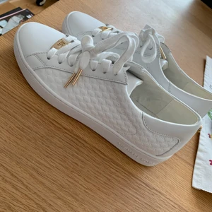 Michael Kors sneakers - Oanvända sneakers från Michael Kors i storlek 37. Superfina till våren/sommaren och hur bekväma som helst. Dock saknas lådan 