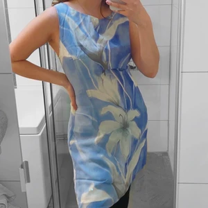 Blå klänning - Klarblå klänning som går lite över knäna (är 163) 🦋 