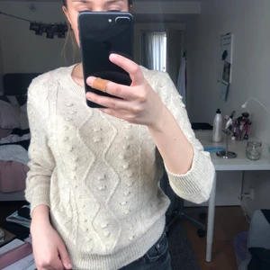 Stickad tröja/topp från Mango - Säljer denna supersöta topp/tröja från Mango. Den är stickad men är inte alls stickig utan superskön. Assnygg till sommaren när man är brun!! Går även att ha över ett linne till sommaren!