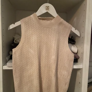 Beige zara tröja storlek S  - Jättesöt beige tröja med lite mönster ifrån zara, köpt förra sommaren och använt fåtal gånger. Storlek S. Köpt för 250