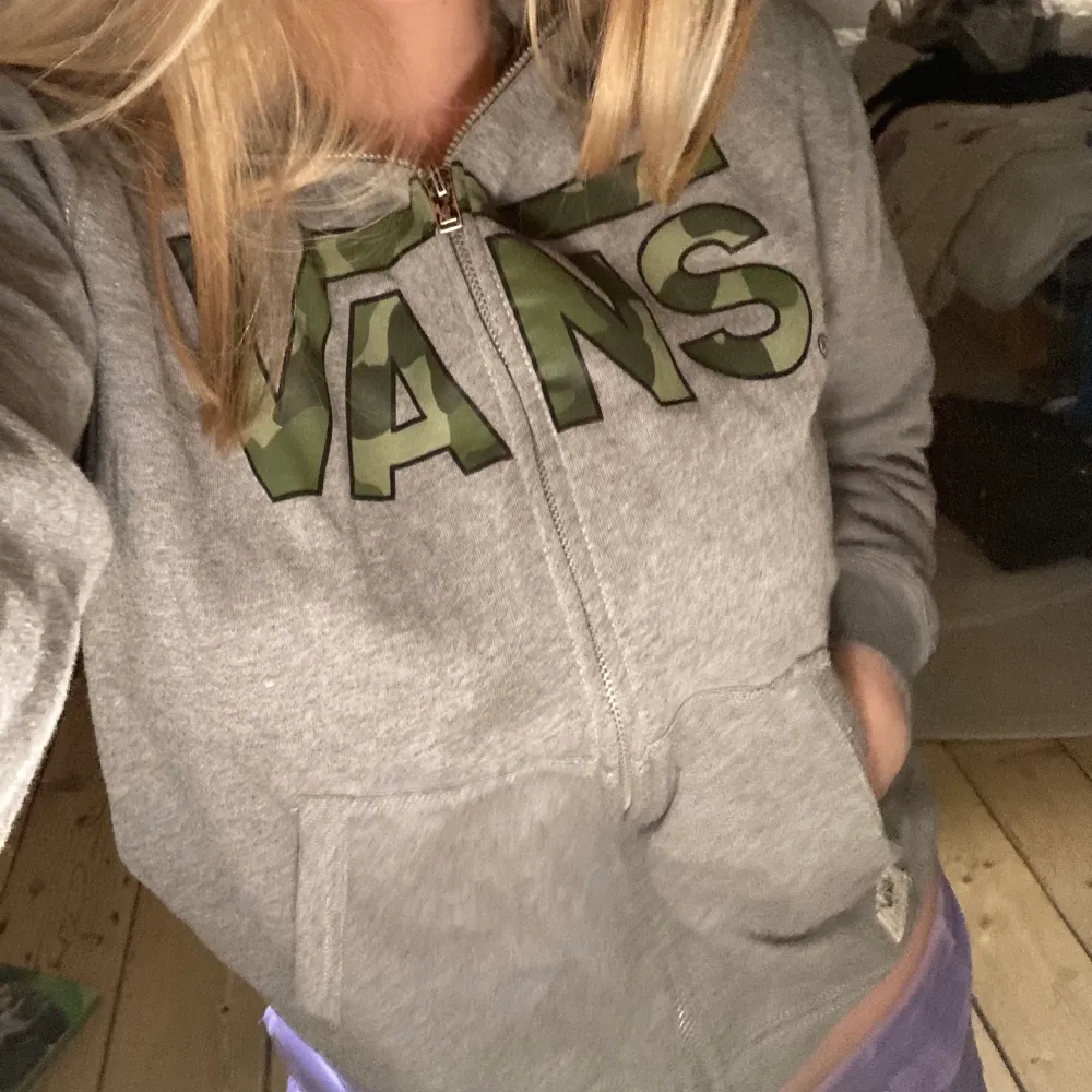 Snygg hoodie från Vans i fint skick. Barnstorlek L men passar mig som i vanliga fall har S. Kan mötas upp i Stockholm, annars står köparen för frakt❤️. Hoodies.