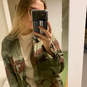 Jacka - Säljer en militär jacka från zara💕