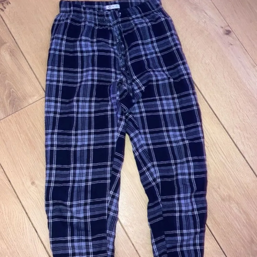 säljer mina snygga pyjamasbyxor från Cubus i storlek XS pga att jag inte använder dom längre💞dom är i nyskick och använda några få gånger! Frakt kostar!. Jeans & Byxor.