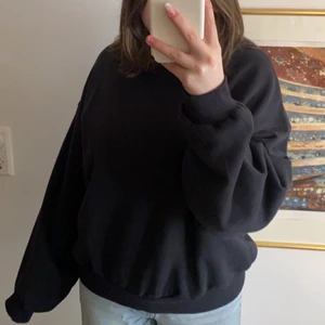 Svart weekday tjocktröja - Superfin svart tjocktröja från weekday!! aldrig använt den då den inte passade min stil💕💕 skriv gärna för fler bilder!