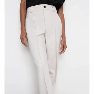 Kostymbyxor  - Säljer dessa slutsålda kostymbyxor från zara i storlek Xs, helt nya med prislapp kvar