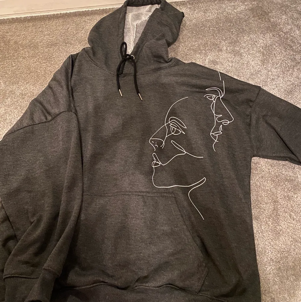 Säljer denna hoodie från en engelsk sida, endast använd en gång och har aldrig kommit till användning. ~NYPRIS: 350+tull och frakt~. Hoodies.