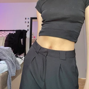 Svarta kostymbyxor - Svarta kostymbyxor från madlady, har aldrig använt de utan endast testat de på, köpare står för frakten 💕💕💕Orginalpris: 499kr