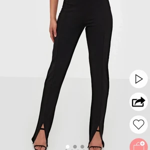 Nelly byxor  - Ett par svarta byxor från nelly i storlek M, för korta för mig men har sytt in midjan men så att det ändå stretch! Har dessutom sytt in två ”ränder” bak, så som de är fram. Skriv om ni funderar på något🤍 frakt tillkommer 