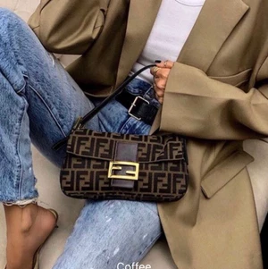 Fendi bag - Oanvänd febdi väska, tillkommer 2 axelband som är justerbara,OBS!!! (Ej äkta)