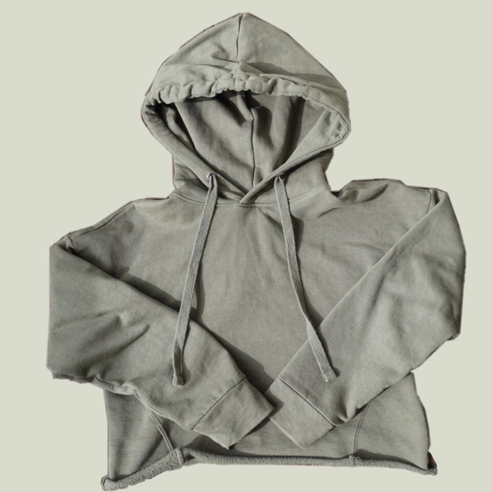💗SÅLD💗Skogsgrön hoodie i croppad modell med luva. Fint skick, sparsamt använd. Den är i storlek xs/s och är ifrån lager 157. Spårbar frakt tillkommer💕💖. Huvtröjor & Träningströjor.