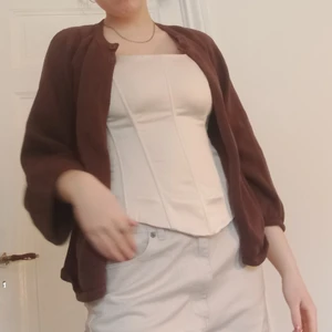 Kofta brun - Supermysig och söt kofta i brun färg med två knappar!Egentligen är den för barn, men passar bra på mig som brukar ha M/L 😅 säljer korsetten i en annan annons! 🥰