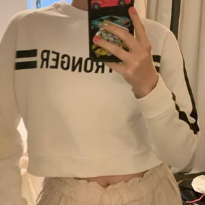 Sweatshirt  - Vit sweatshirt från stronger. Storlek S