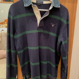 Snygg rugbytröja GANT - Skitsnyggt att ha till jeans eller kjol nu o vår/sommar, jättefint skick. Oversized till S/M. Kan mötas i Malmö/lund eller frakta och då delar vi.