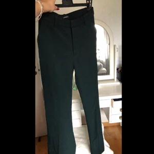 Mörkgröna kostymbyxor - Jag säljer mina mörkgröna kostymbyxor från Lindex i stl 34! Byxorna är använda ca 2-3 gånger så dem är i bra skick! 140kr +frakt💞💞 Säljer även matchande kavaj💗