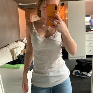 Linne - Fint ribbat linne i bra skick, spets kant i kragen. Längre modell. ⭐️köpare står för frakt⭐️