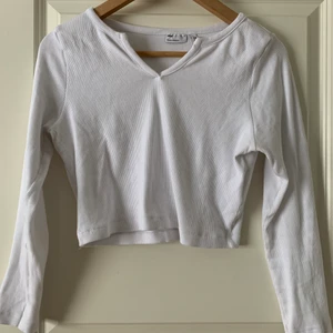 ribbad topp - en vit ribbad topp från asos petite, sitter som en S/M