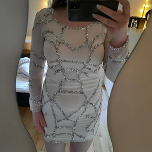 Helt ny klänning från vila - Helt oanvänd klänning från vila, lapparna kvar (bild 2). Perfekt till nyår eller andra festligare tillfällen!