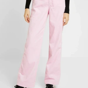 Rosa Manchester byxor💕💕 - Ett par supercoola byxor från Weekday! Köpte för 500 kronor. Bilderna är lånade men bara att fråga om ni vill att jag ska skicka på dem! Säljer pga för lite användning men tycker dem är sjukt snygga! Köparen står för frakten💕