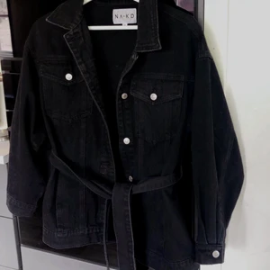 Jeansjacka  - Säljer denna svarta jeansjacka med justerbart band i midjan! Perfekt nu till våren☺️😋