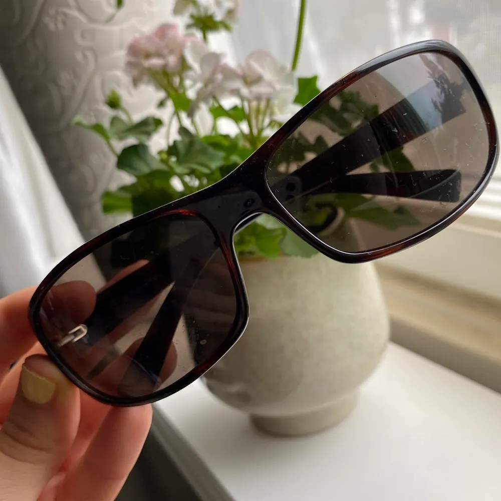Ett par gamla coola solglasögon från Calvin Klein i modellen 125. Dom är i jättebra skick! Lite vintagekänsla🌸 köparen betalar för frakten!. Accessoarer.