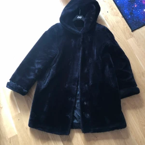 Fuskpälsjacka - Bra skick med några få slitningar, inget som märks tydligt dock. Beskriver i detalj vid intresse! :) storleken är märkt som 36 men passar nog upp till 46 beroende på önskad passform då den sitter väldigt löst. (finns även på fler sidor)