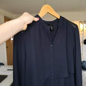 Marinblå blus från H&M i fint skick, väldigt sällan använd. Kan skicka eller mötas upp i Stockholm. ❤️ 